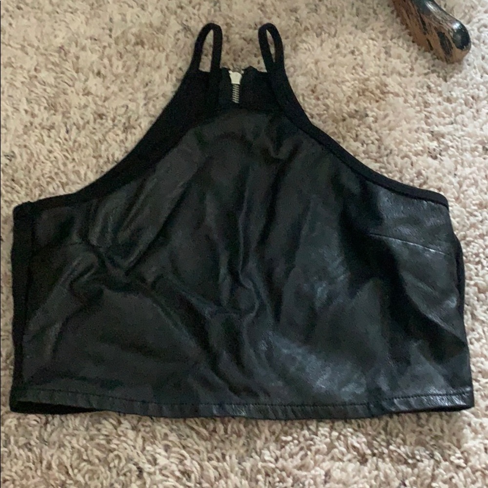 ✨ Black leather crop top ✨